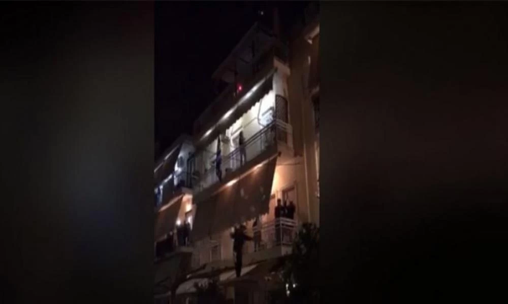 Κορωνοϊός - Νέο «κορωνο-πάρτι» στην Αθήνα: Χορεύει και του πετάνε χαρτοπετσέτες από τα μπαλκόνια!